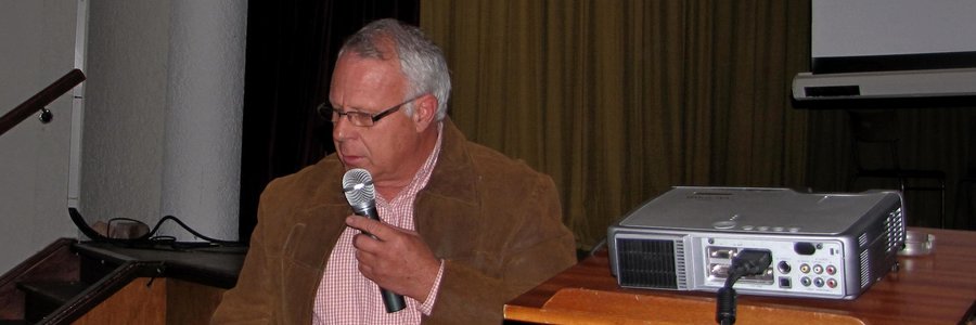 Badisa se voorsitter, ds Dirk van Dyk, is hier besig om Badisa se Jaarverslag aan die toehoorders voor te hou